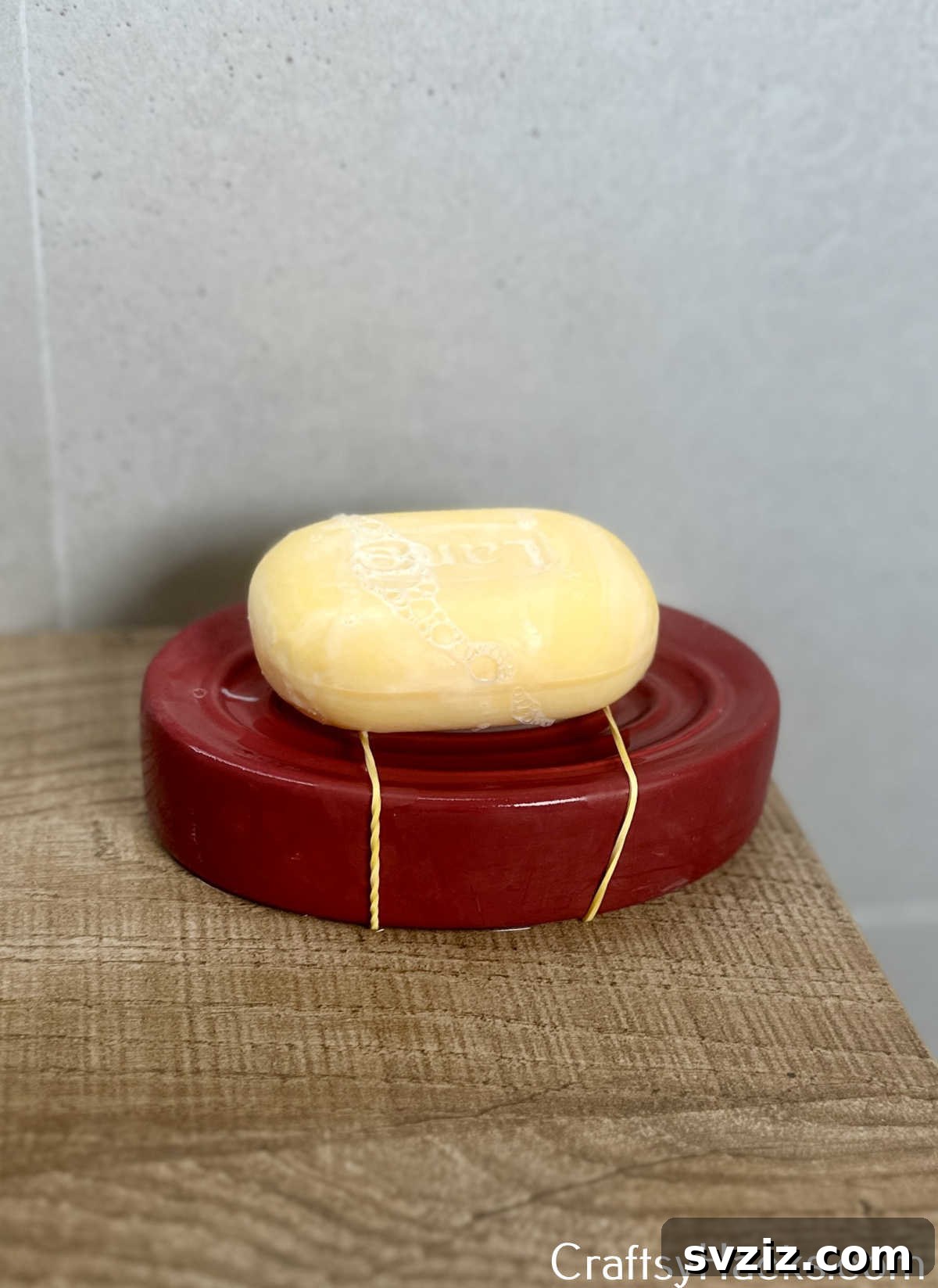 25 Brilliant Tricks to Simplify Your Life 19 keep bar of soap clean with rubberbands