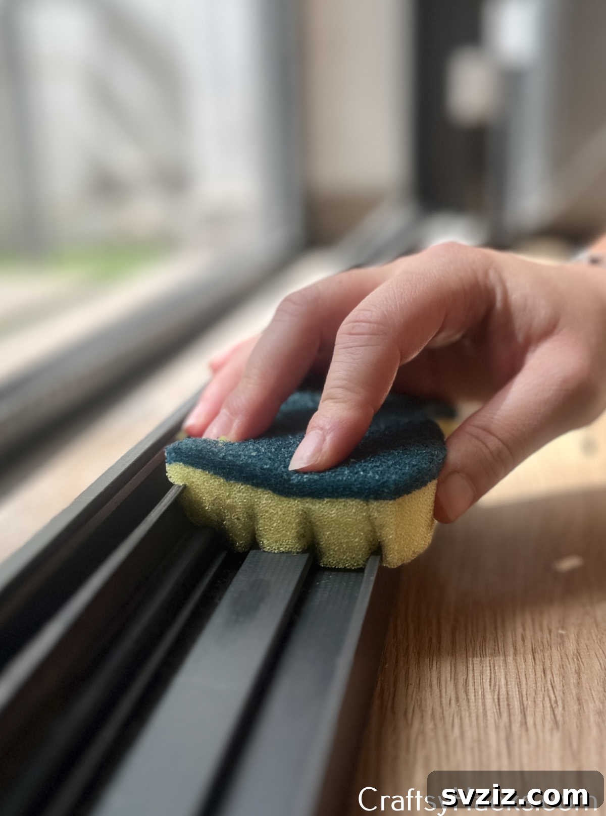25 Brilliant Tricks to Simplify Your Life 21 cut sponge to clean windows easier