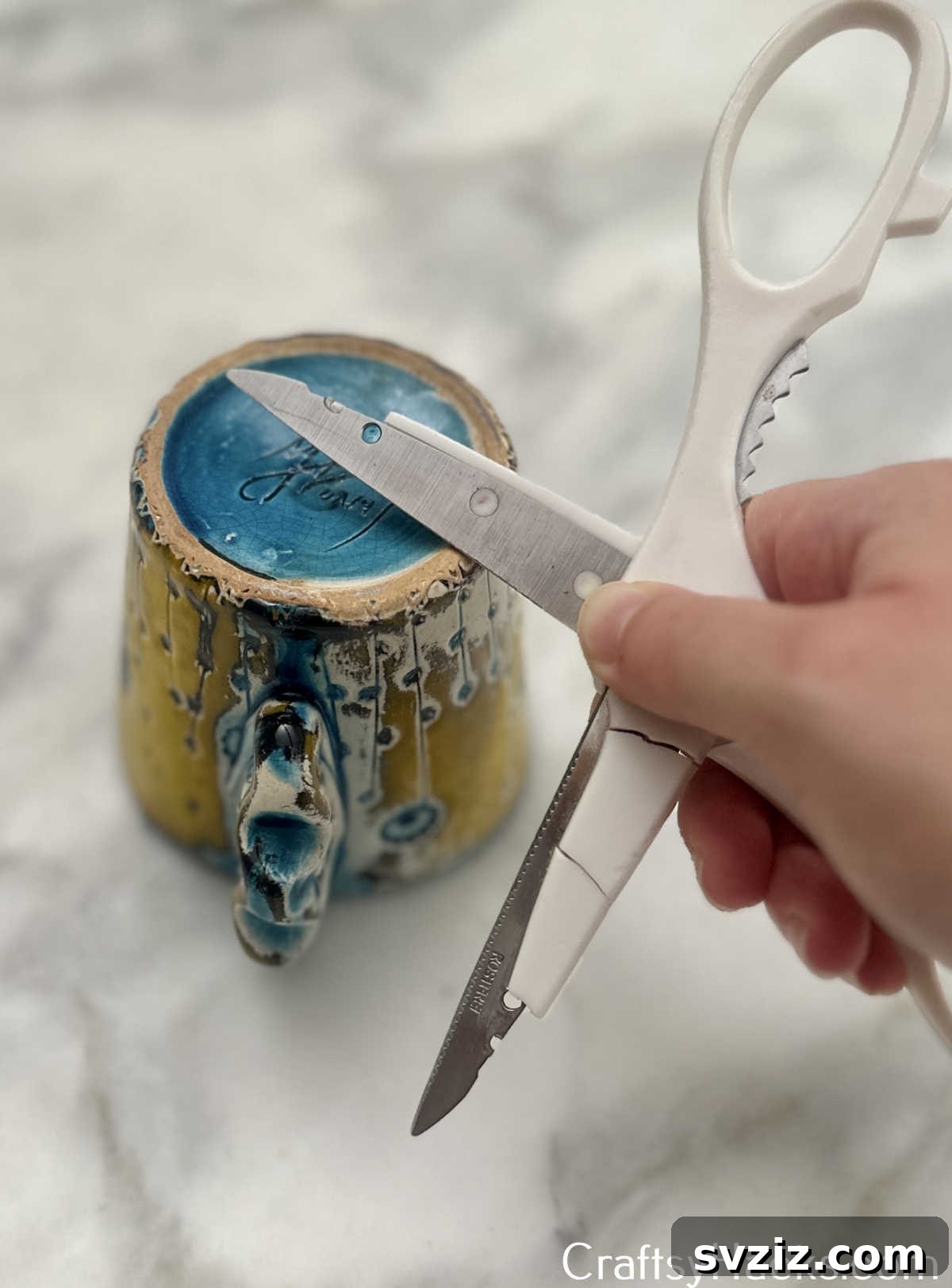 25 Brilliant Tricks to Simplify Your Life 23 use ceramic mug as sharpening stone