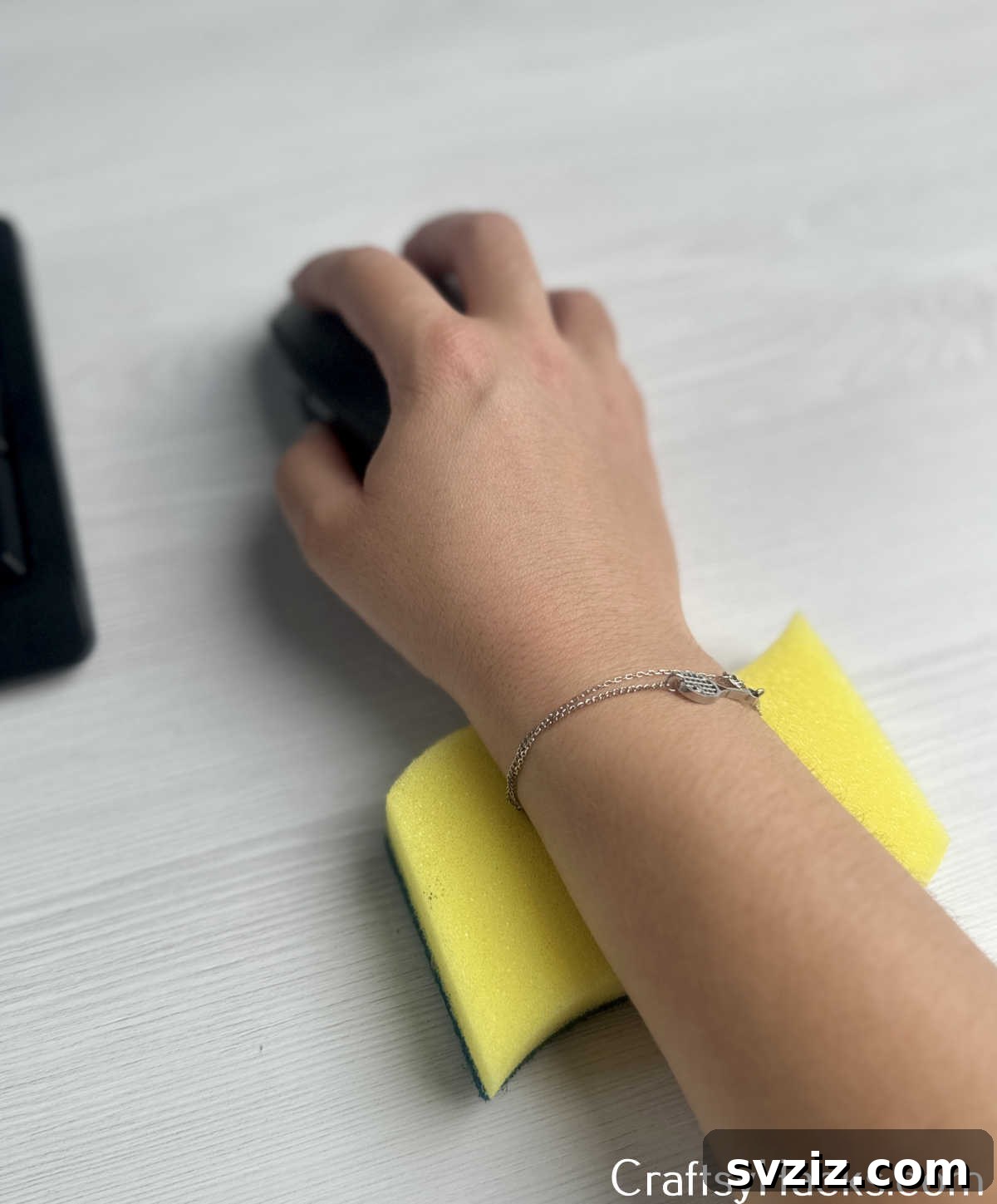 25 Brilliant Tricks to Simplify Your Life 24 use sponge to rest your wrist when using a mouse
