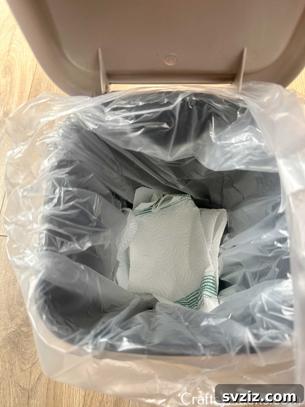 25 Brilliant Tricks to Simplify Your Life 27 paper towels at bottom of bin to absorb liquid