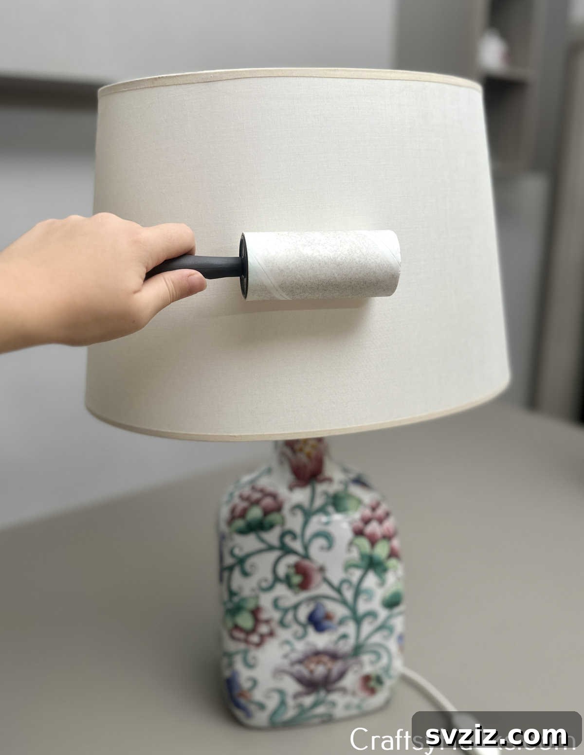 25 Brilliant Tricks to Simplify Your Life 5 use lint roller to dust lampshade