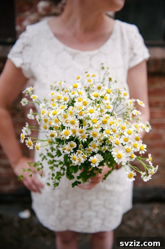 Easy Breezy Weddings: Ideas for Unfussy Couples 6 Minimal One-Flower Bouquet