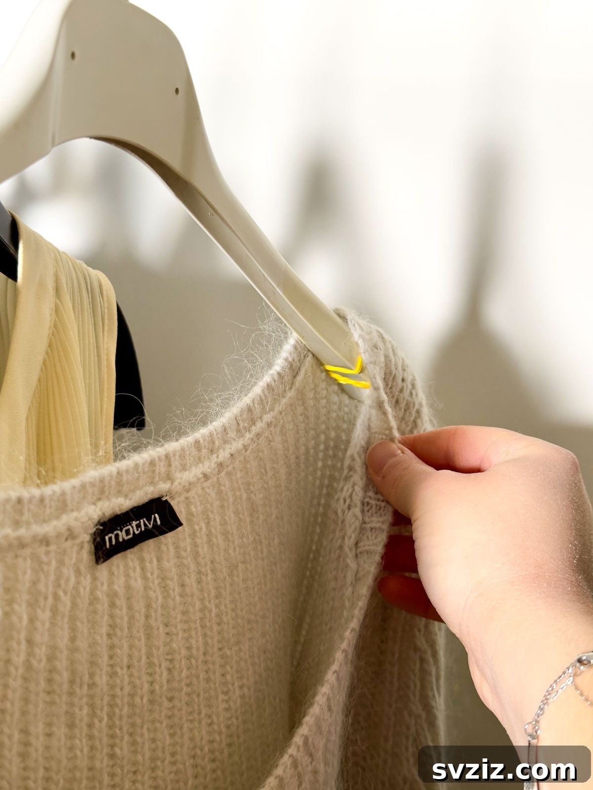 Tie Elastic Bands to Hangers to Prevent Clothes from Falling Off