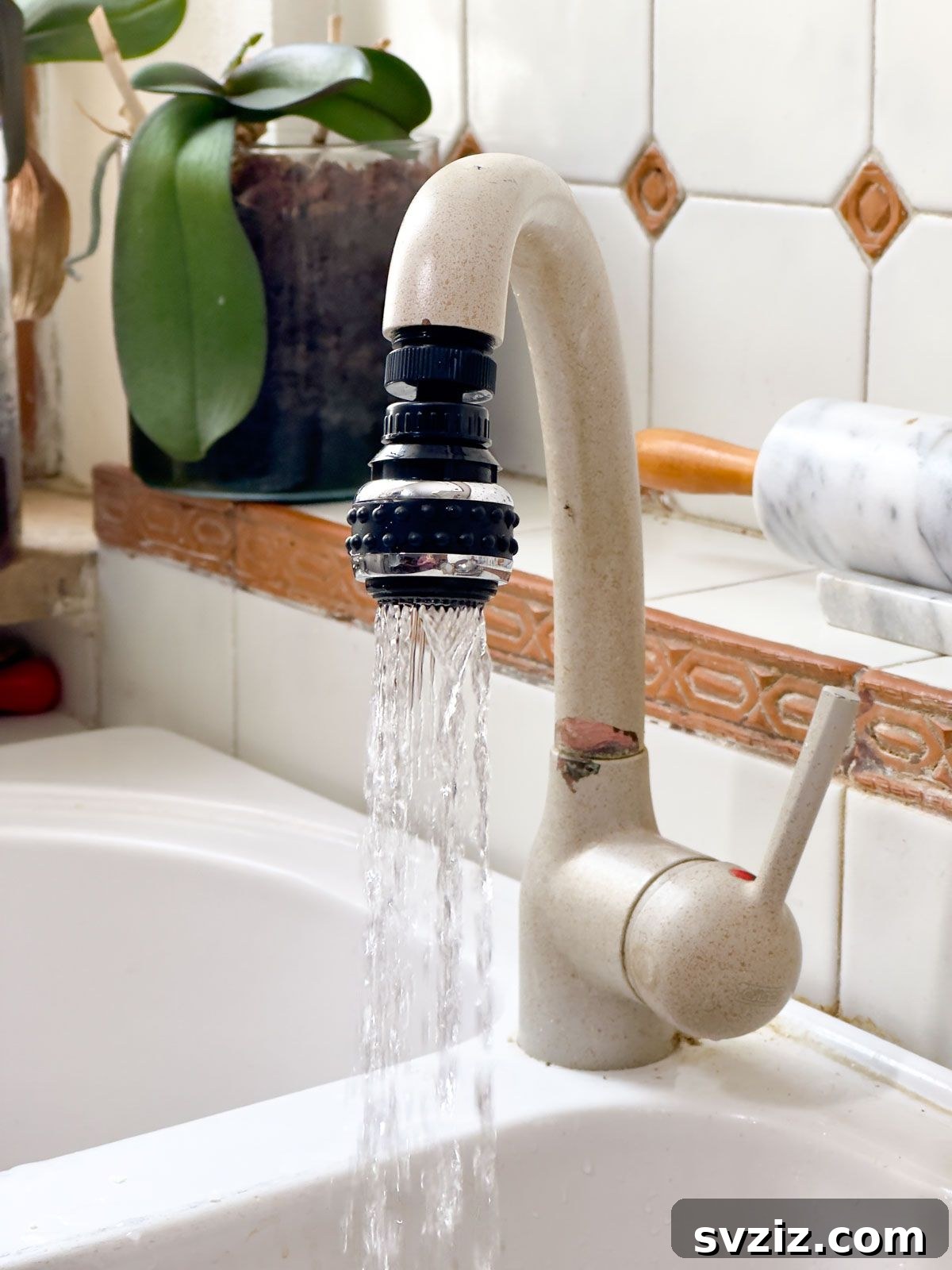 Efficient water saving with a tap spray head