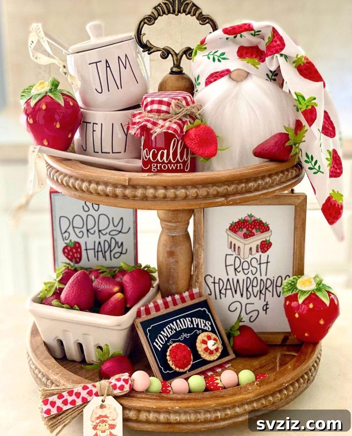 31 Gorgeous Summer Farmhouse Decor Ideas 17 strawberry display