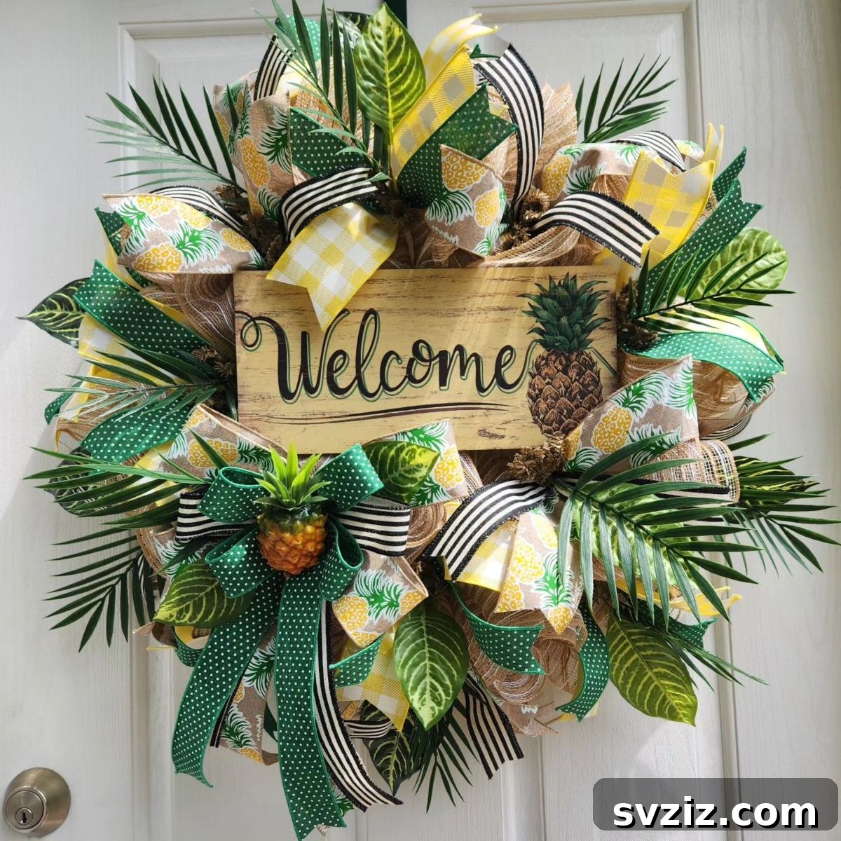 Gorgeous Summer Entryway Inspirations 17 topical pineapple wreath