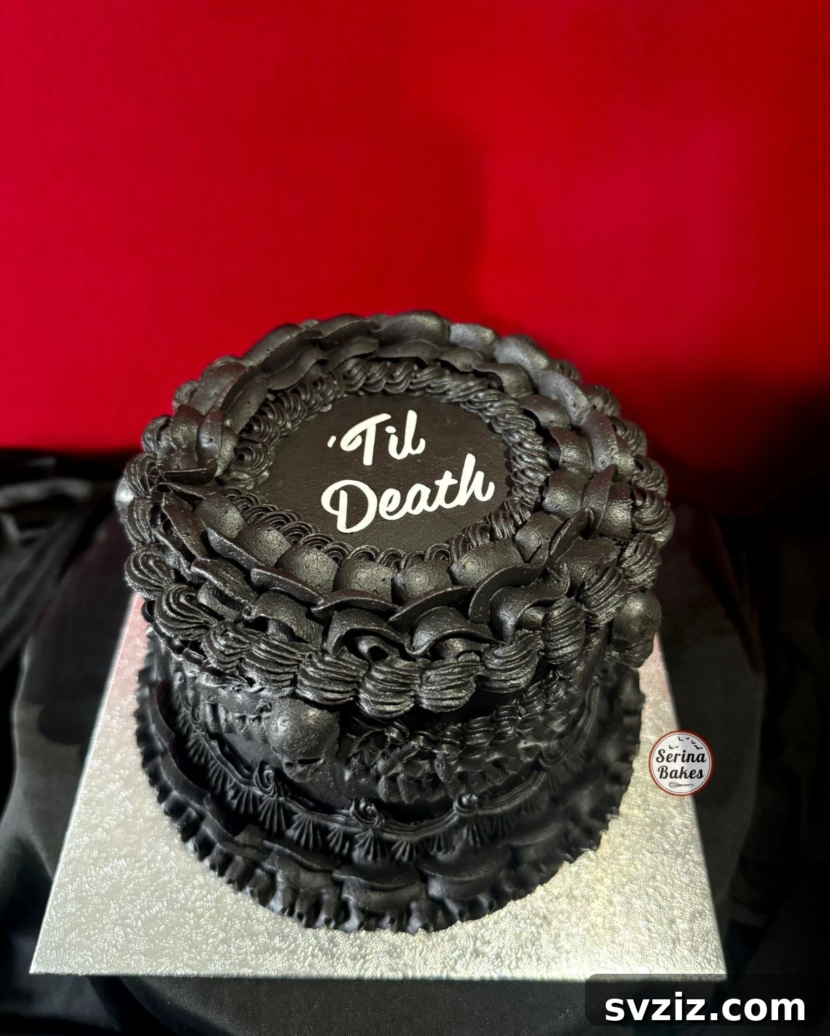 31 Unique Non-Traditional Wedding Ideas 27 black wedding cake