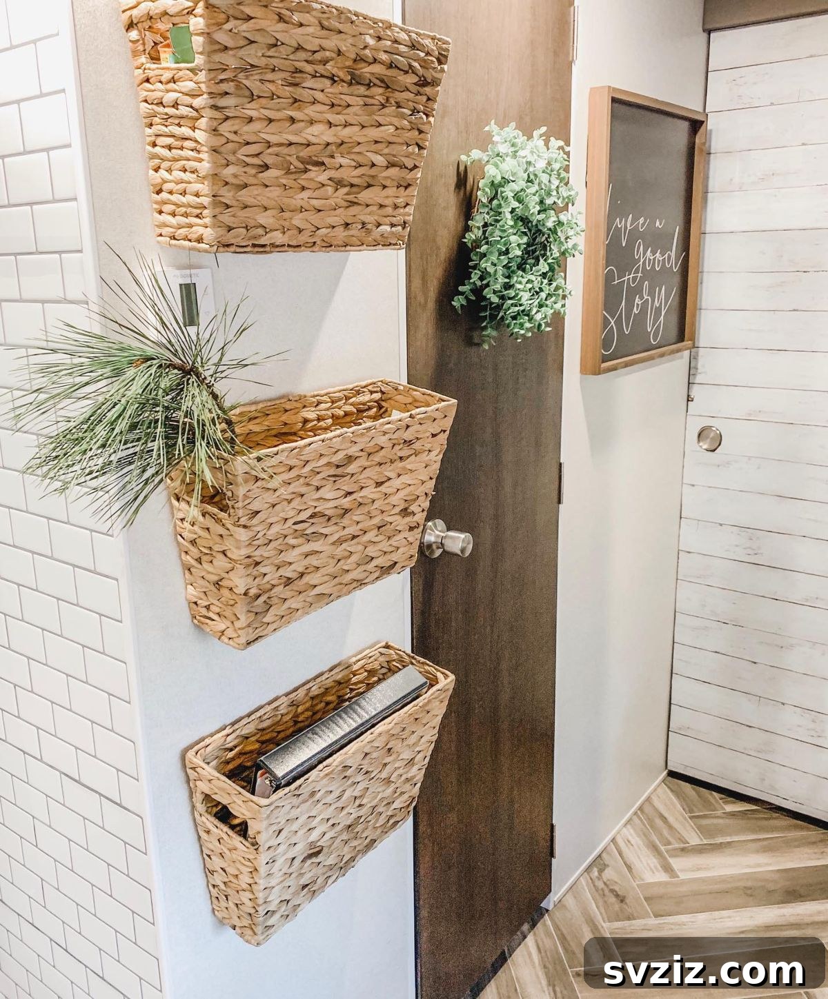 Kiralık Dar Alanlar İçin 31 Akıllı Düzenleme Sırrı 13 Adhesive Hooks to Hang Baskets