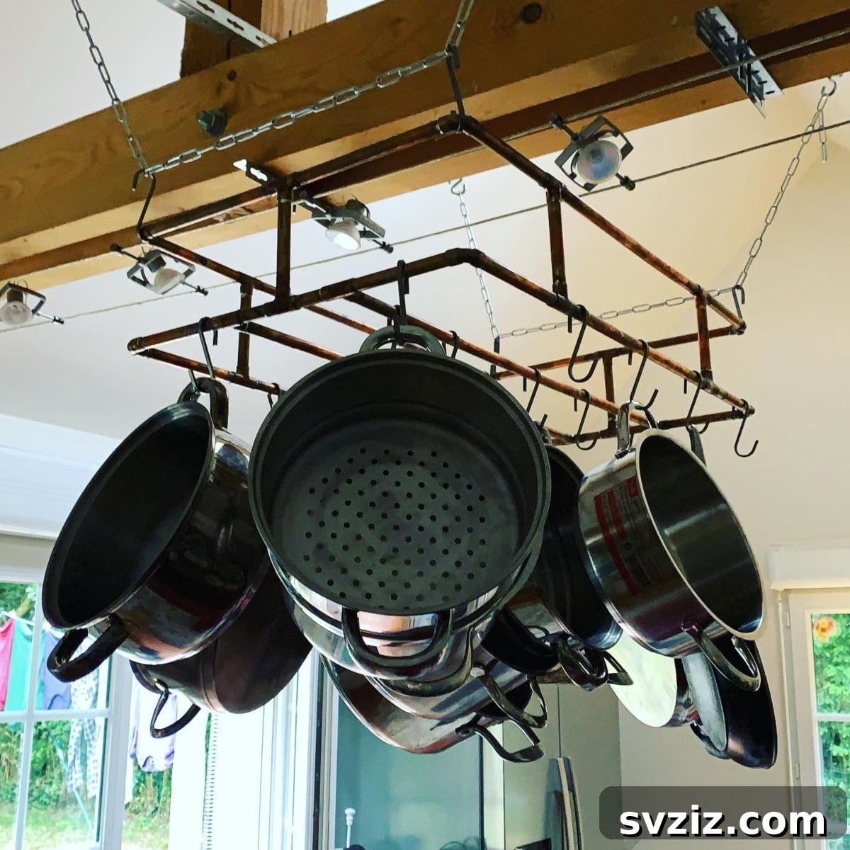Kiralık Dar Alanlar İçin 31 Akıllı Düzenleme Sırrı 17 Hang Pots and Pans Above