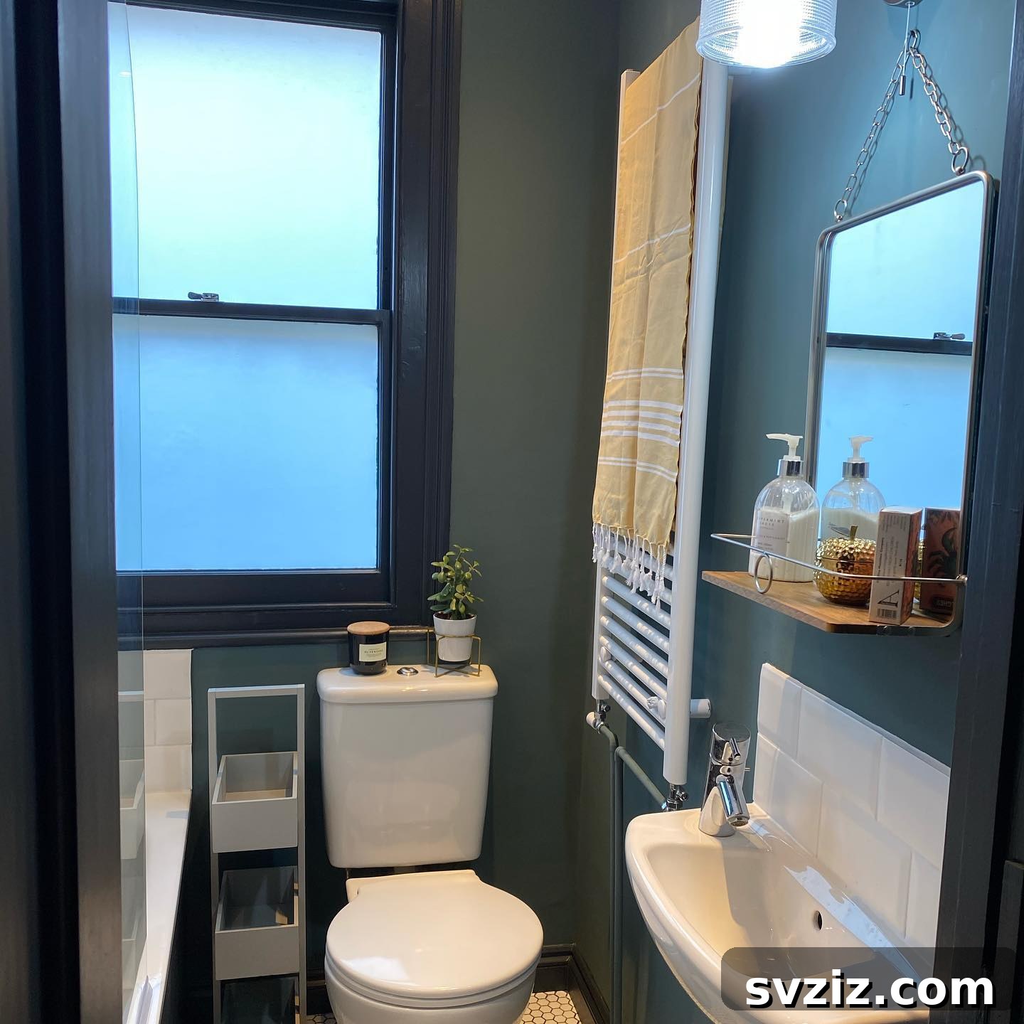Kiralık Dar Alanlar İçin 31 Akıllı Düzenleme Sırrı 18 Hanging Mirror with Shelf for Storage