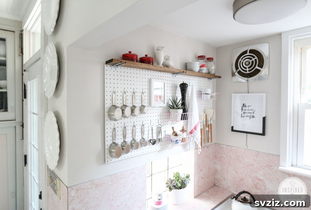Kiralık Dar Alanlar İçin 31 Akıllı Düzenleme Sırrı 3 Use Pegboards for Kitchen Storage