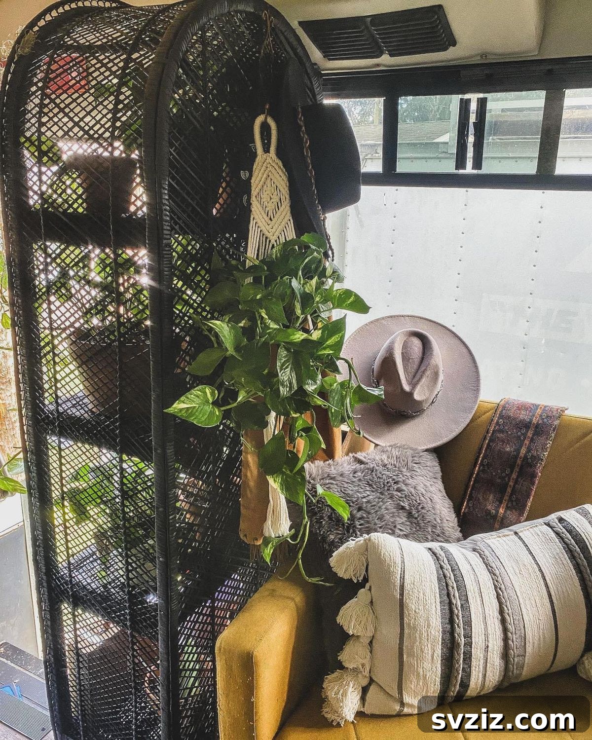 Kiralık Dar Alanlar İçin 31 Akıllı Düzenleme Sırrı 33 Store Plants on Shelves