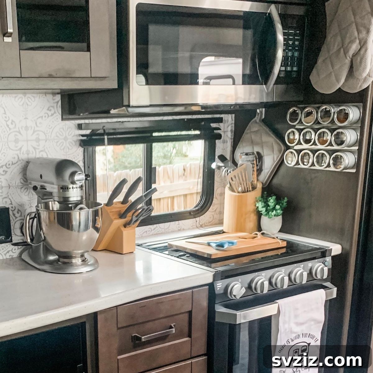 Kiralık Dar Alanlar İçin 31 Akıllı Düzenleme Sırrı 6 Magnetic Spice Rack