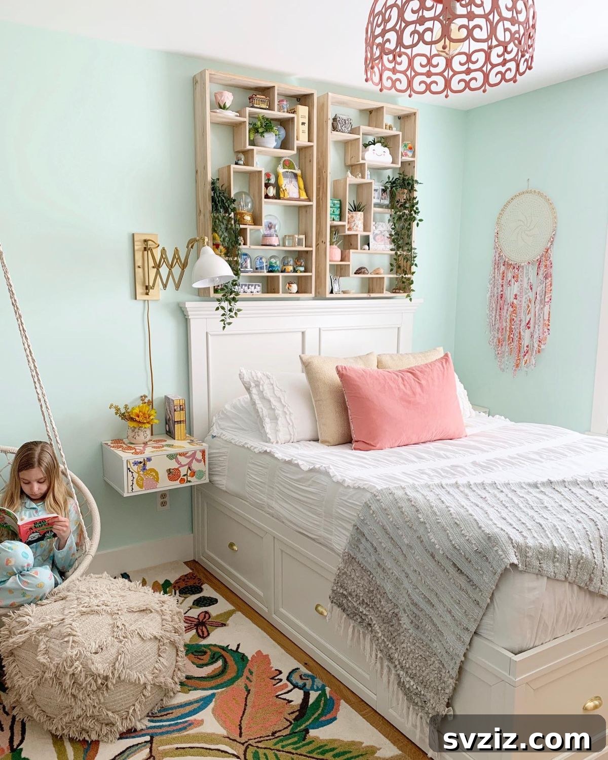 Yatak Odanızı Ferahlatacak ve Düzenleyecek 21 Akıllı İpucu 11 Create dynamic storage and display space with versatile floating shelves and cubes.