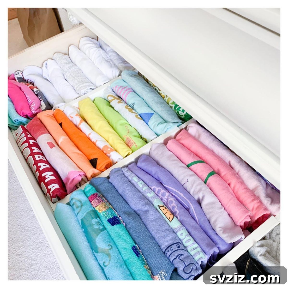 Yatak Odanızı Ferahlatacak ve Düzenleyecek 21 Akıllı İpucu 12 Master the art of file folding to organize clothes vertically in drawers, making everything visible and accessible.