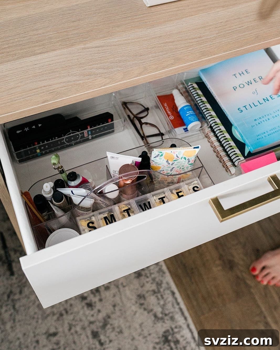 Yatak Odanızı Ferahlatacak ve Düzenleyecek 21 Akıllı İpucu 13 Achieve a serene bedside with nightstand organizers, keeping essentials tidy and within reach.