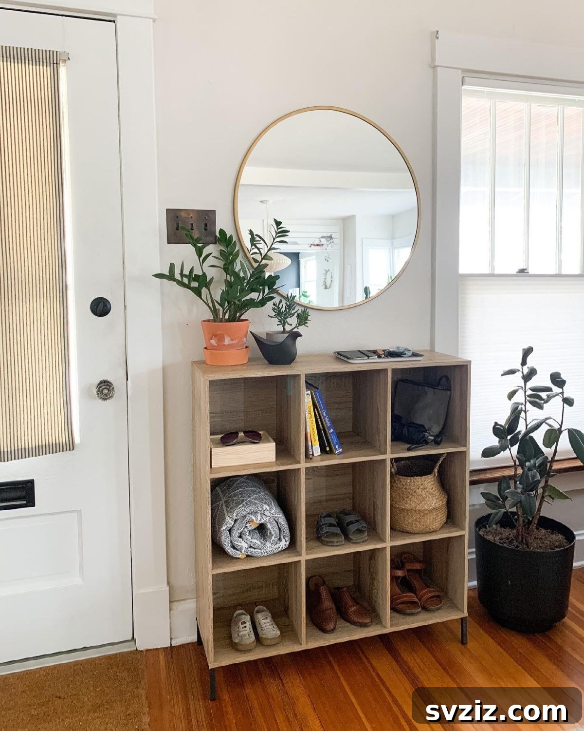 Yatak Odanızı Ferahlatacak ve Düzenleyecek 21 Akıllı İpucu 14 Organize and display with charming cubbyhole storage units, perfect for various items.