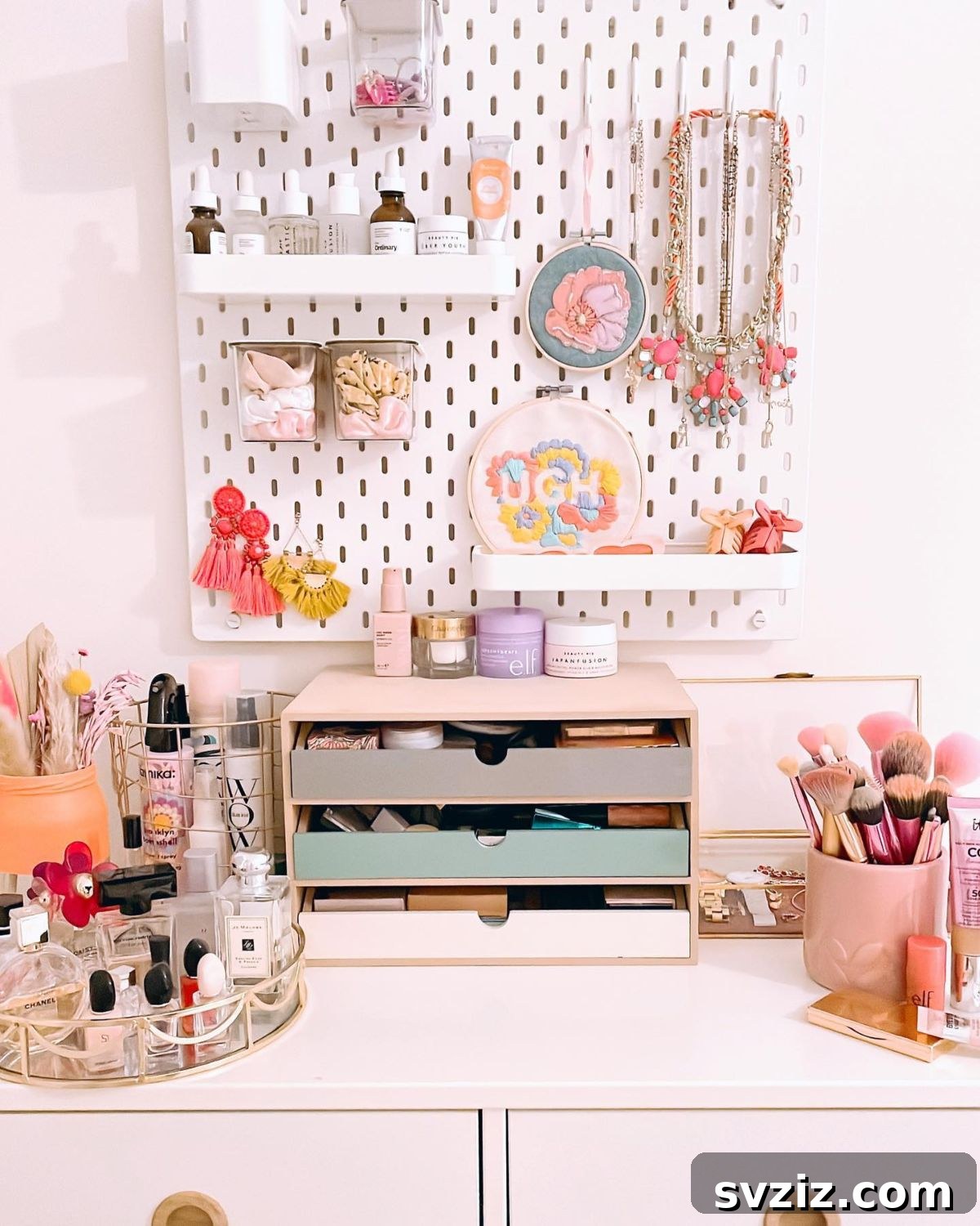 Yatak Odanızı Ferahlatacak ve Düzenleyecek 21 Akıllı İpucu 16 Transform unused wall space into dynamic storage with a versatile pegboard system.