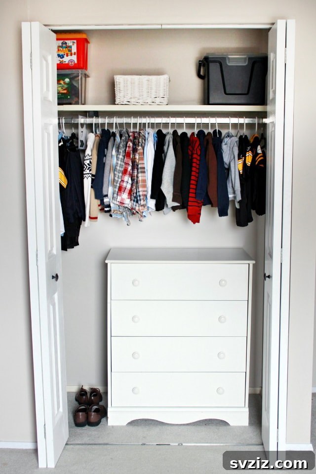 Yatak Odanızı Ferahlatacak ve Düzenleyecek 21 Akıllı İpucu 19 Free up bedroom floor space by moving your dresser inside your closet for hidden storage.