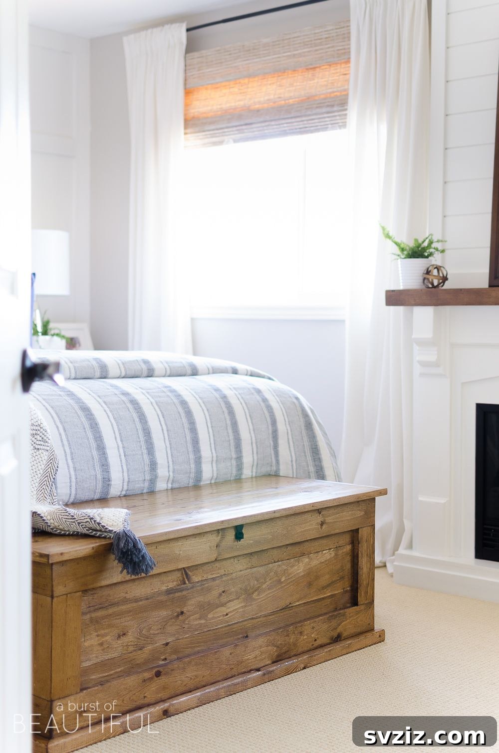 Yatak Odanızı Ferahlatacak ve Düzenleyecek 21 Akıllı İpucu 20 Craft a charming DIY storage chest, ideal for blankets, pillows, and seasonal items in a rustic bedroom.