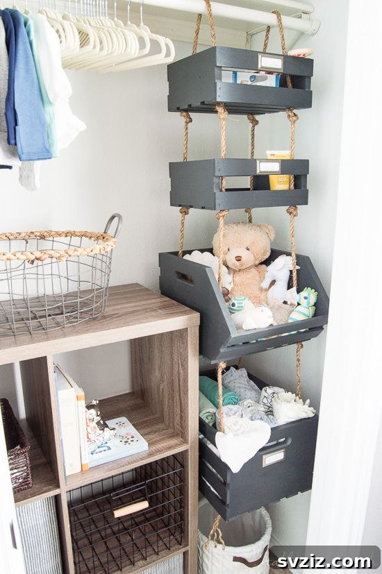 Yatak Odanızı Ferahlatacak ve Düzenleyecek 21 Akıllı İpucu 22 Transform old crates into charming hanging closet storage with rope, perfect for organizing any room.