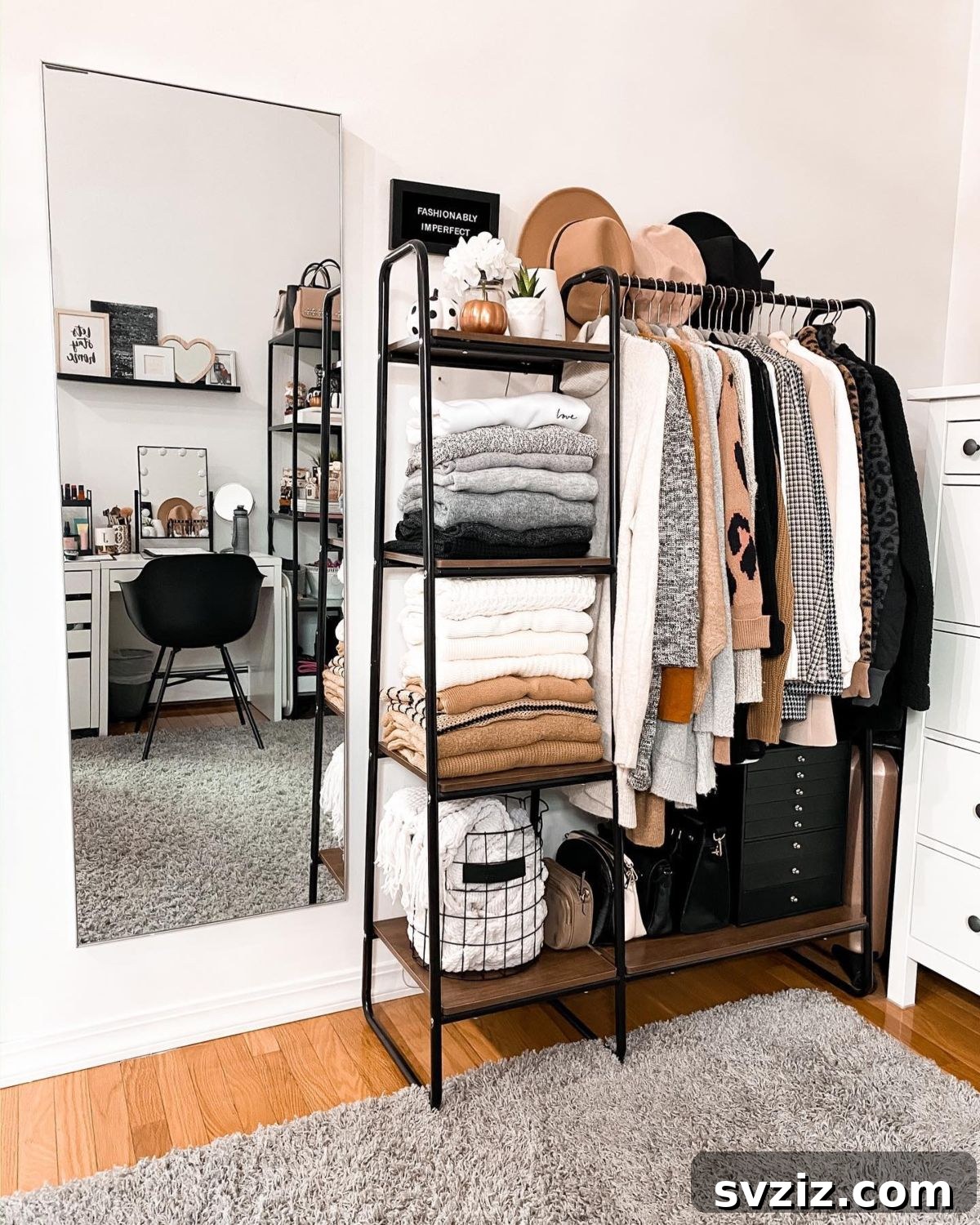Yatak Odanızı Ferahlatacak ve Düzenleyecek 21 Akıllı İpucu 4 Add extra hanging space and display your favorite garments with a stylish clothing rack.