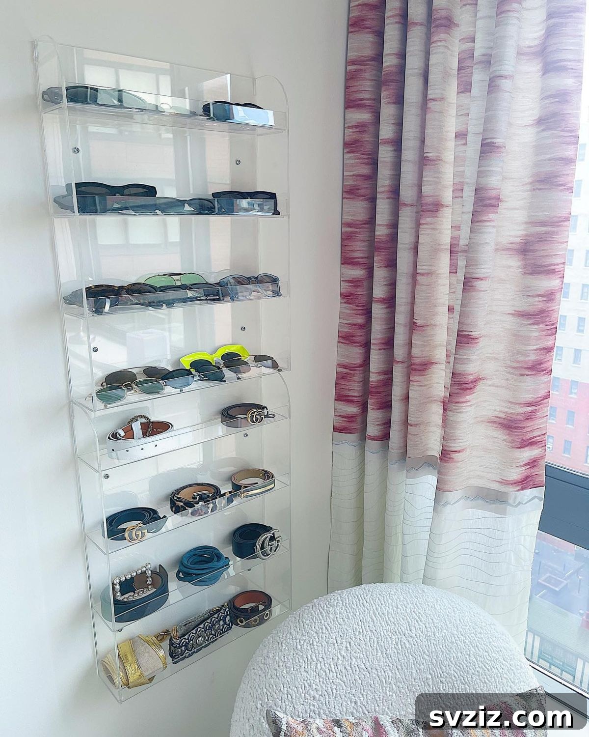 Yatak Odanızı Ferahlatacak ve Düzenleyecek 21 Akıllı İpucu 5 Keep accessories neatly displayed and easily accessible with clear acrylic wall shelves.