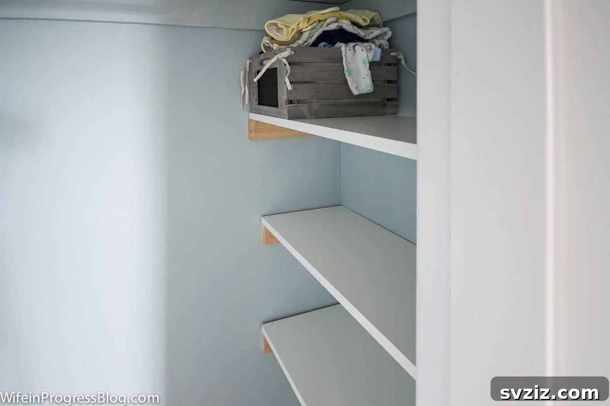 Yatak Odanızı Ferahlatacak ve Düzenleyecek 21 Akıllı İpucu 6 Boost your closet's storage capacity with custom DIY shelves, perfect for shoes, bags, and folded clothes.