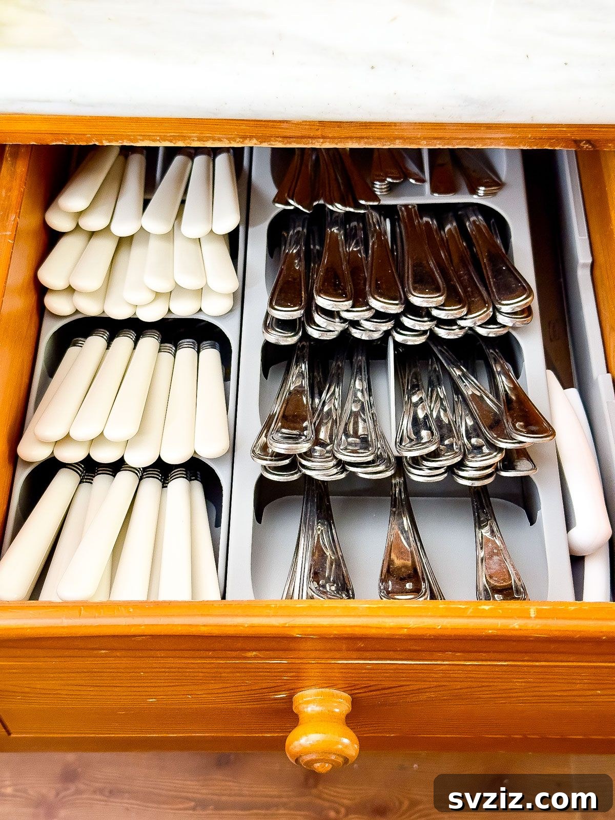 Compact and Expandable Cutlery Holder for Drawer Organization