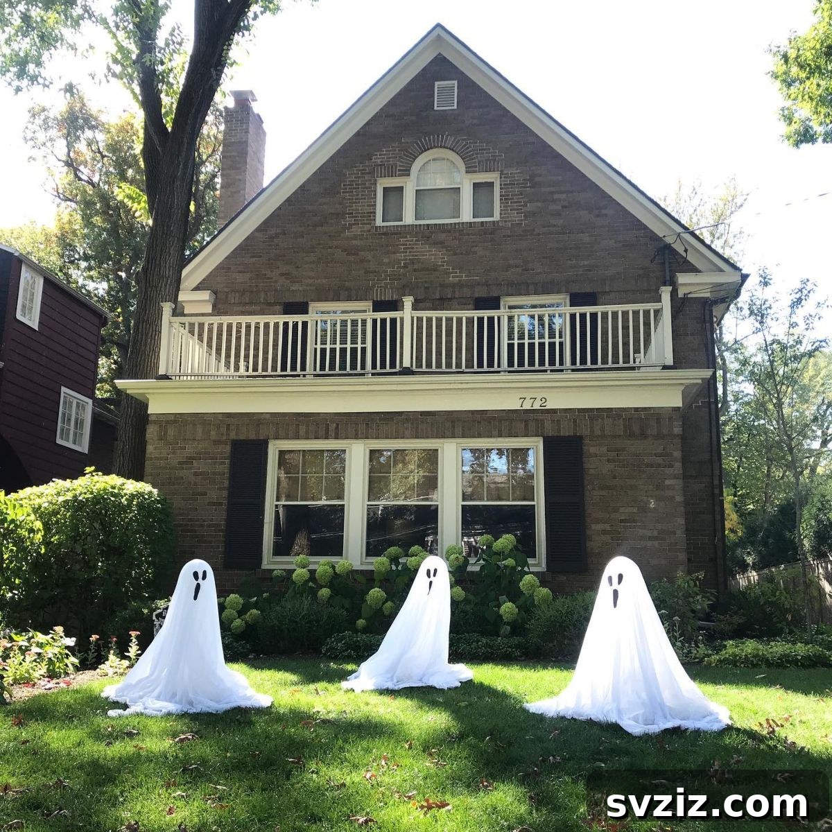 DIY ghostly trio Halloween yard decorations