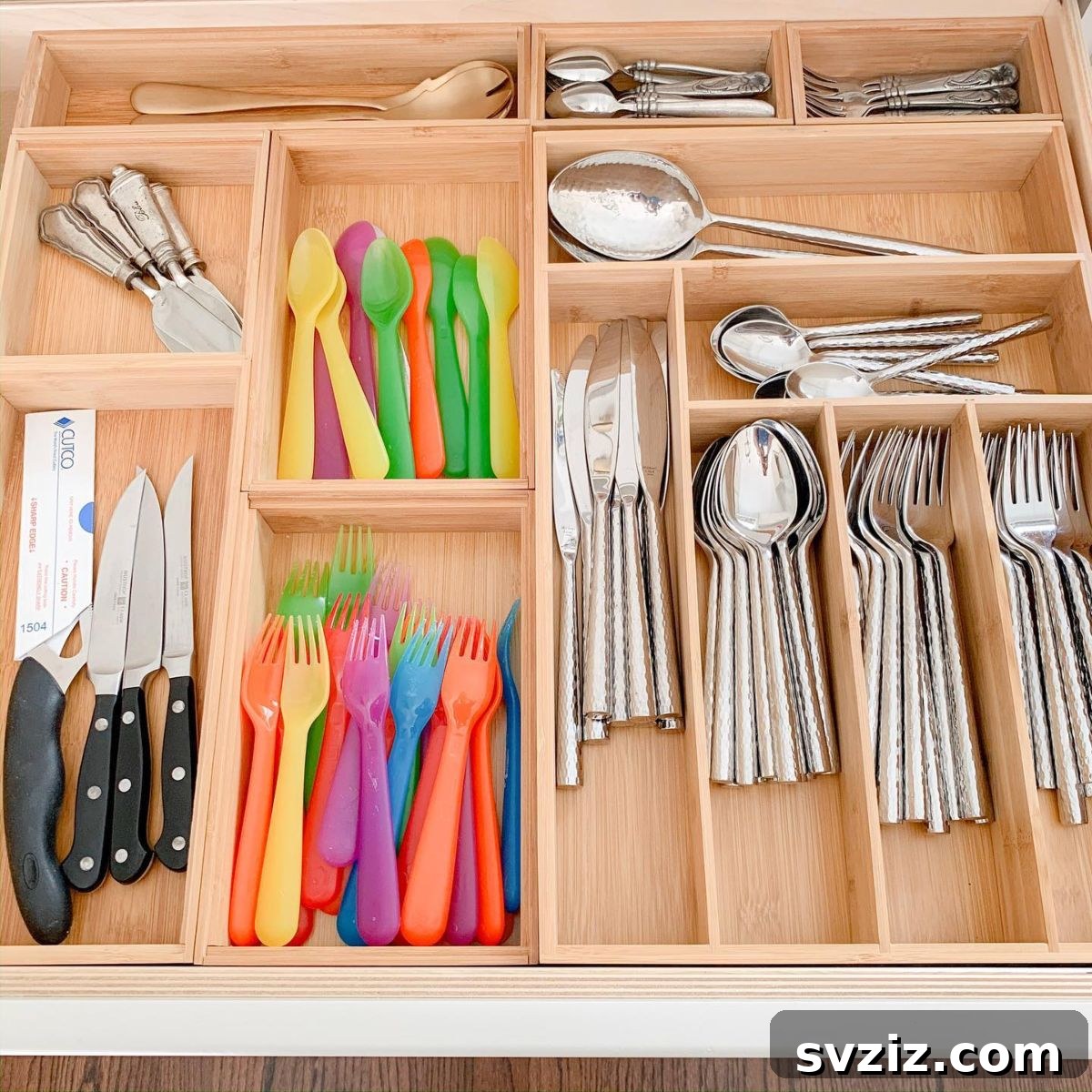 17 Smart Utensil Organizing Hacks 16 Kitchen drawer with expandable bamboo drawer dividers organizing various silverware and kitchen gadgets