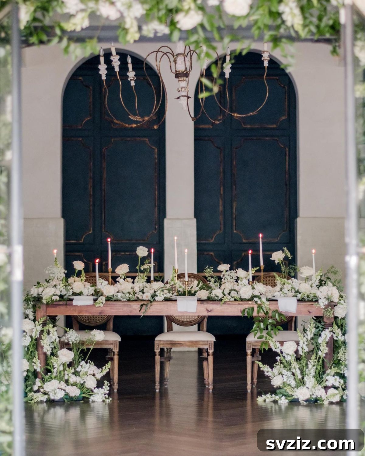 5. Neutral and Eye-Catching Head Table