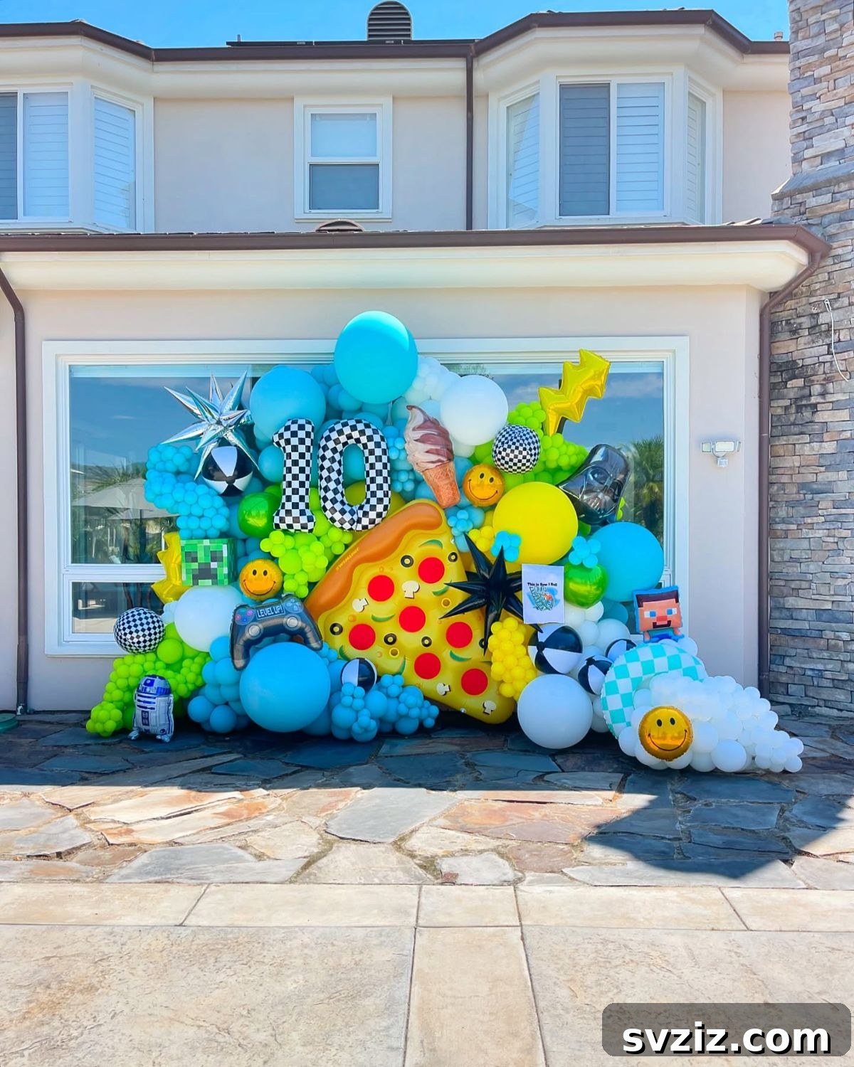 Fun pizza-themed balloon backdrop, ideal for a kid-friendly pool party.