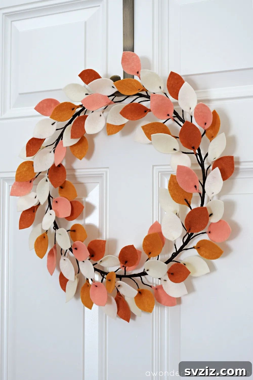 31 Chic Fall DIY Projects for Adult Homes 14 Beautiful DIY felt leaf wreath, an inviting and cozy decoration for your fall front door.