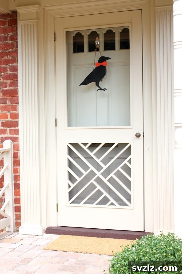 31 Chic Fall DIY Projects for Adult Homes 22 Charming DIY door crow decoration, a delightful and easy fall accent for your entryway.