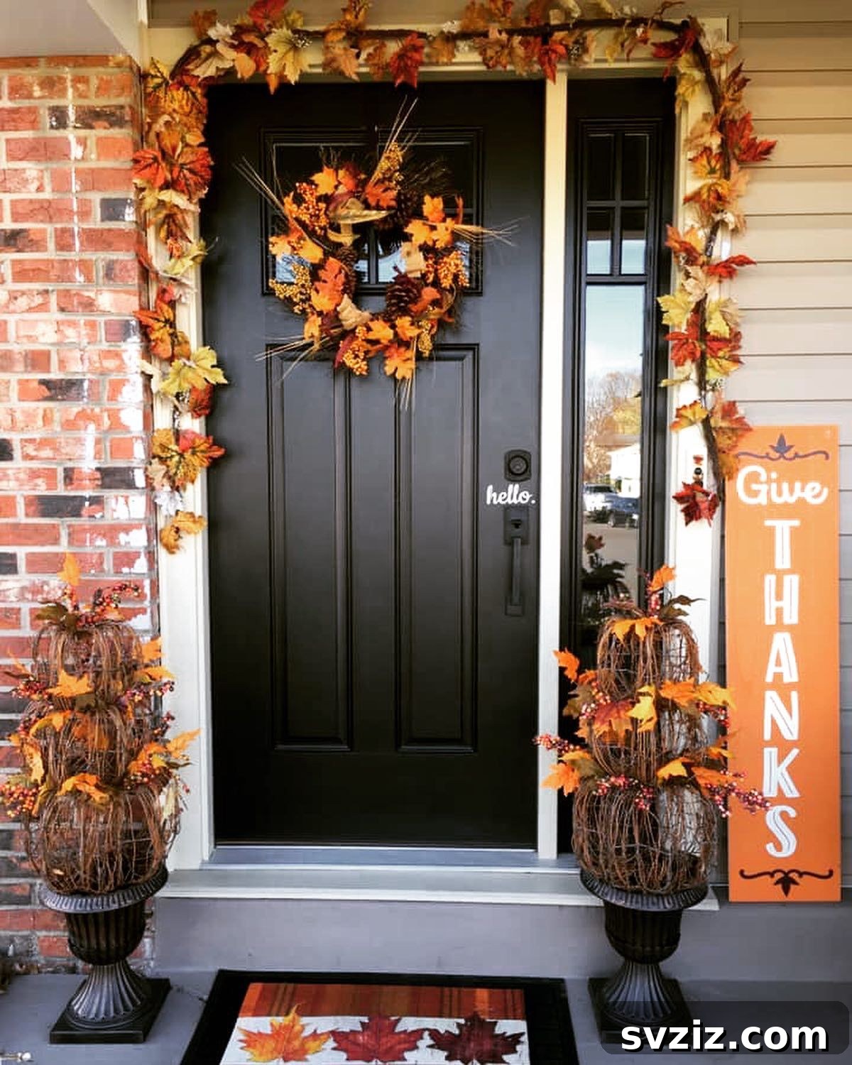 21 Gorgeous Thanksgiving Entryway Designs 12 10. Leafy Decor