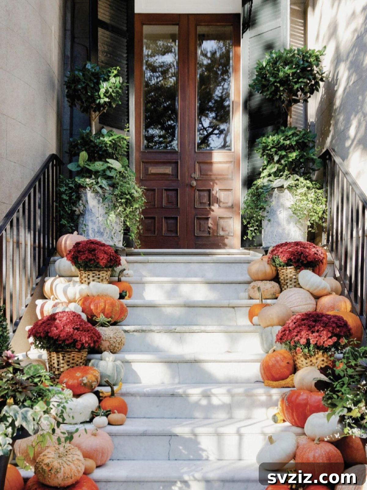 21 Gorgeous Thanksgiving Entryway Designs 23 21. Plenty of Pumpkins and Flowers