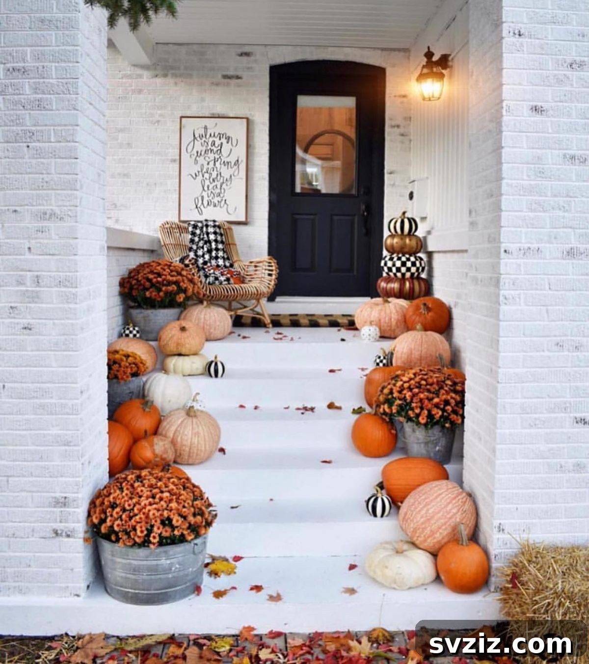 21 Gorgeous Thanksgiving Entryway Designs 6 4. Pumpkin-Lined Steps