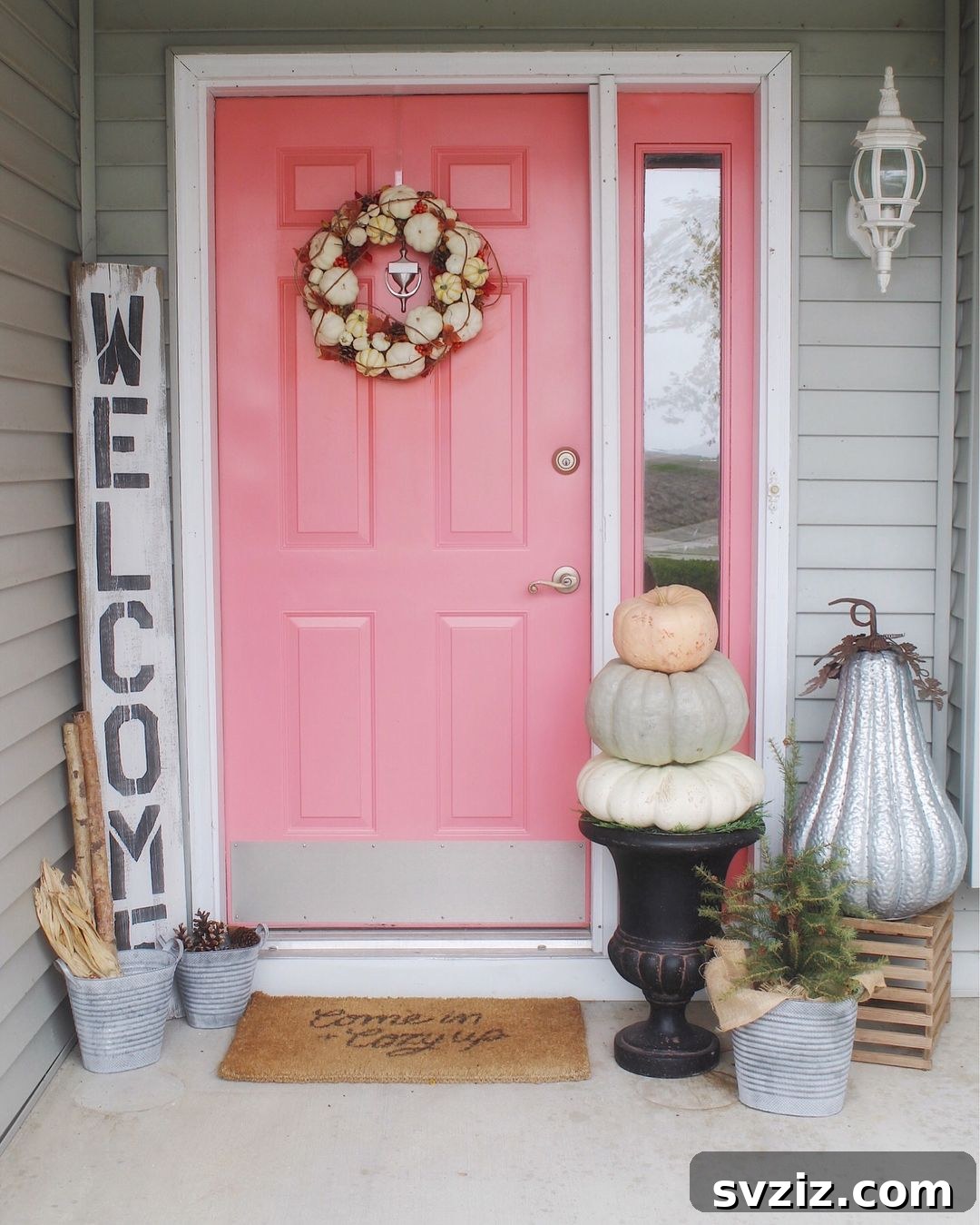 21 Gorgeous Thanksgiving Entryway Designs 7 5. Welcoming Pumpkin Porch