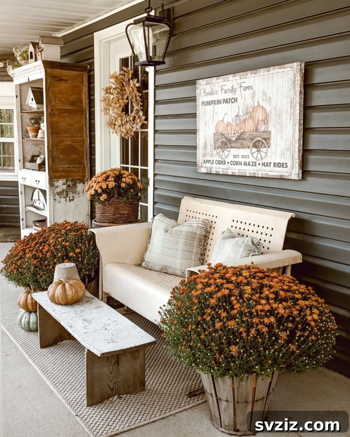 21 Gorgeous Thanksgiving Entryway Designs 8 6. Rustic Floral Set-Up