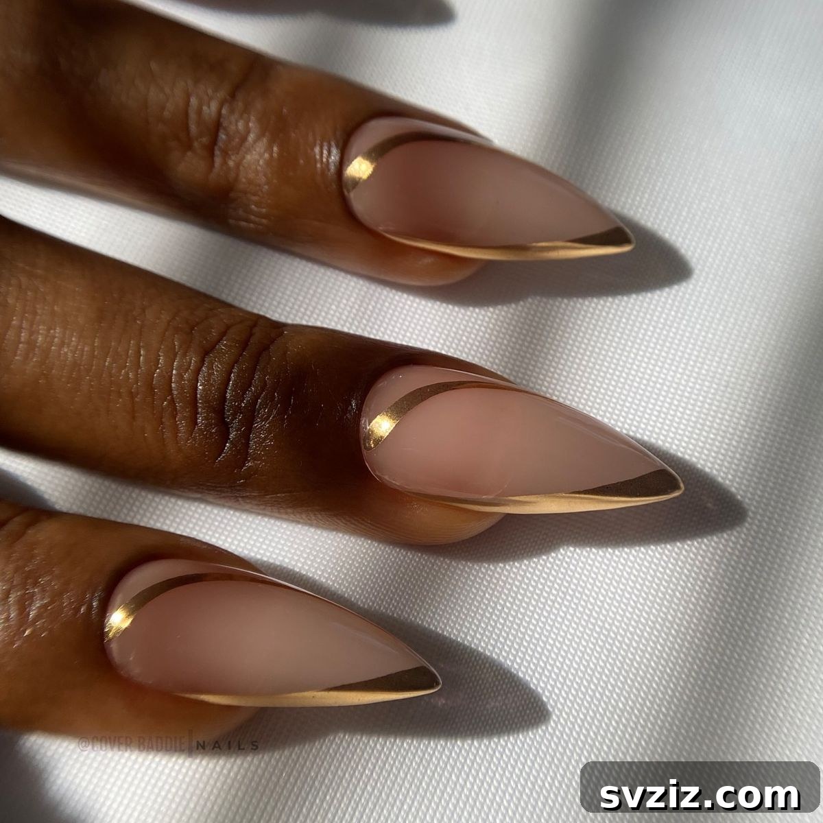 Gleaming Chrome Nail Art for Autumn 17 15. Nude and Gold Chrome Manicure