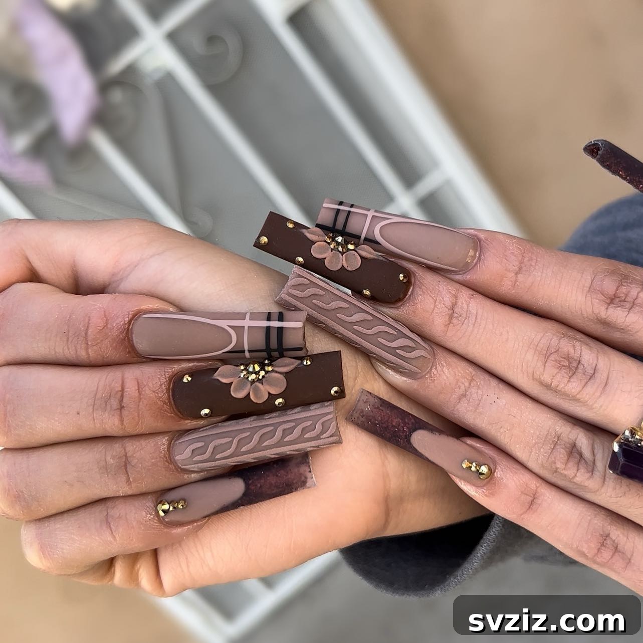 Stunning Thanksgiving Acrylic Nail Art for the Holiday Season 10 Stunning brown and light mauve acrylic nails with a glitzy floral chocolate brown accent, perfect for Thanksgiving elegance.