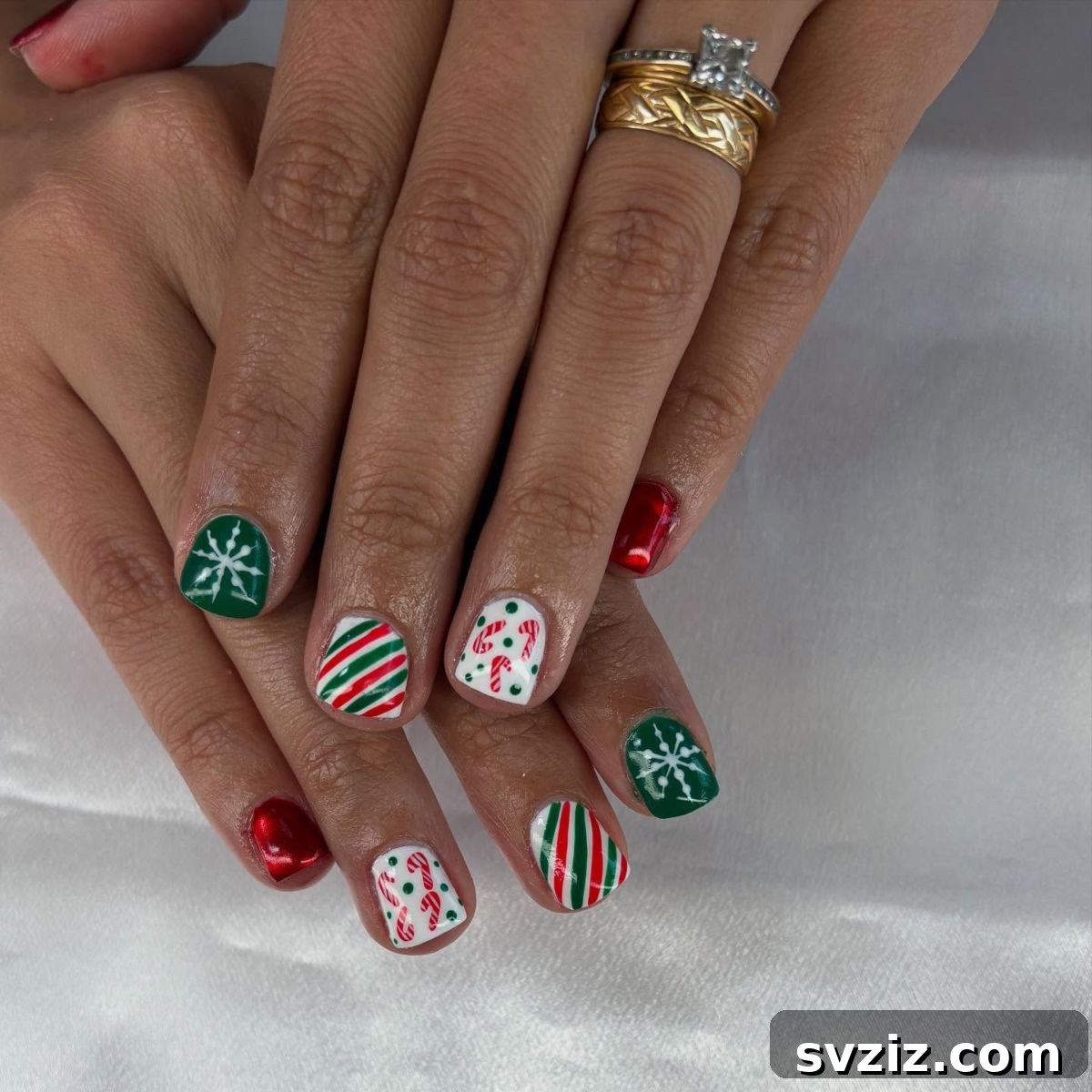 6. Cheerful Short Christmas Nails