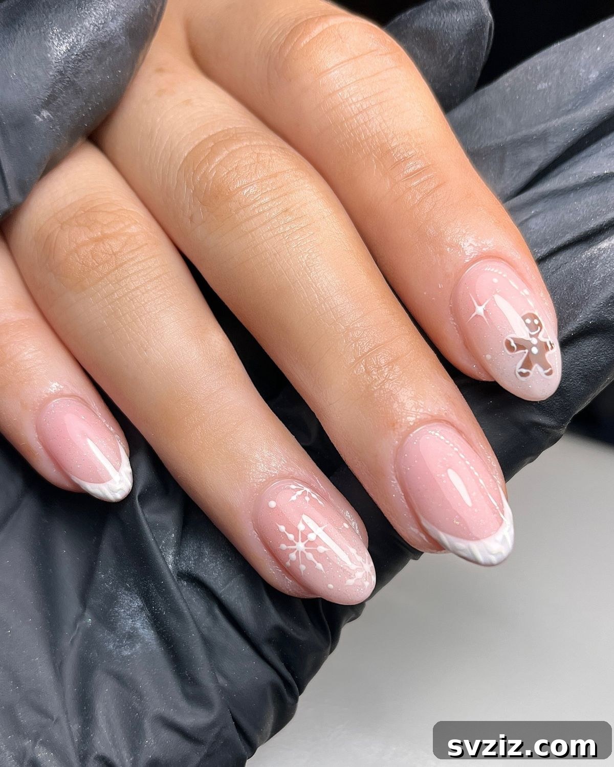 21. Gingerbread Accent Nail